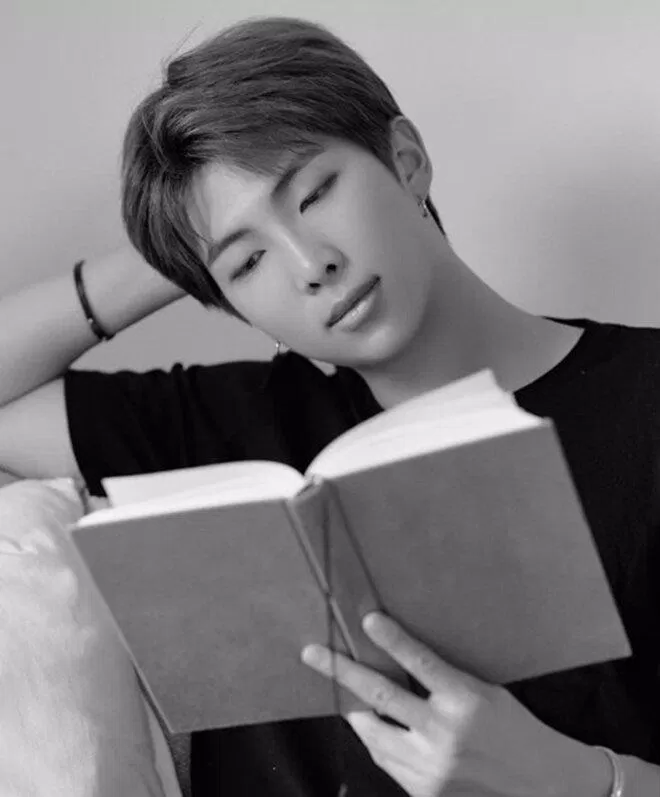 Có lẽ do đặc thù công việc, trưởng nhóm BTS RM cảm thấy áp lực với việc kết hôn. (Ảnh: Internet)
