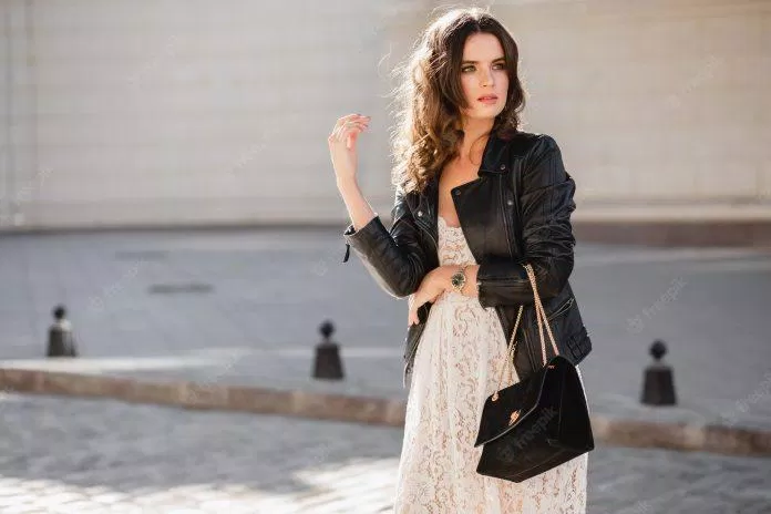 Áo jacket và váy ren như nước với lửa, tưởng không hợp lại hợp không tưởng. Nguồn: internet