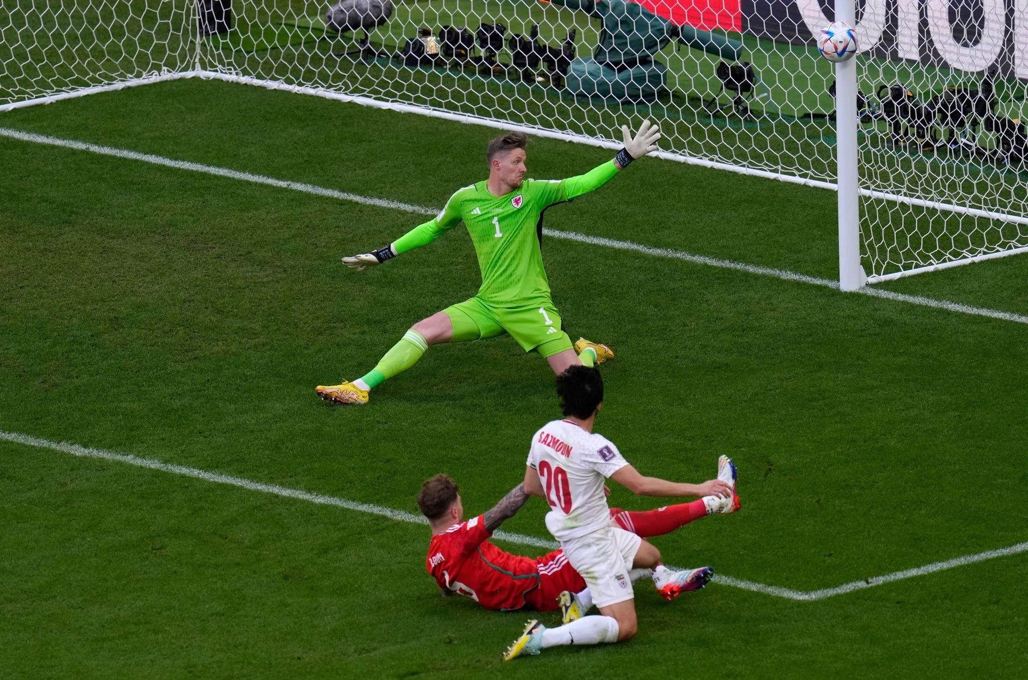 Sardar Azmoun đưa bóng trúng cột dọc trong tiếng ồ của các cổ động viên Iran (Ảnh: Internet) Sardar Azmoun đưa bóng trúng cột dọc trong tiếng ồ của các cổ động viên Iran (Ảnh: Internet)