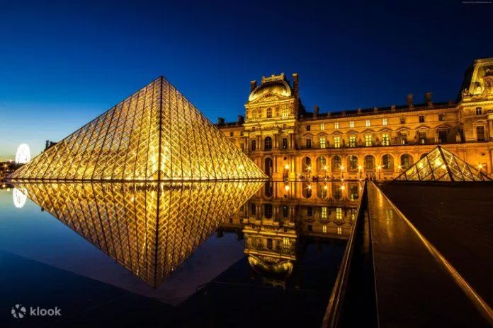 Kim tự tháp bằng kính (Pyramid) - công trình kiến trúc nổi tiếng của bảo tàng Louvre (Nguồn: Internet)