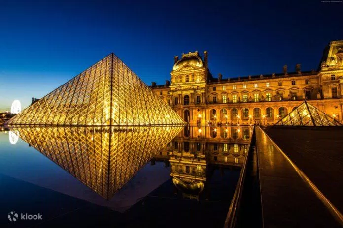 Kim tự tháp bằng kính (Pyramid) - công trình kiến trúc nổi tiếng của bảo tàng Louvre (Nguồn: Internet) Kim tự tháp bằng kính (Pyramid) - công trình kiến trúc nổi tiếng của bảo tàng Louvre (Nguồn: Internet)