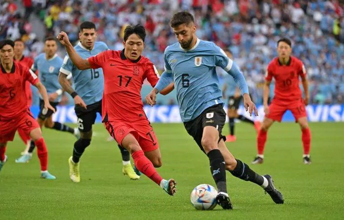 Bentancur thể hiện khá tốt khi vừa dẫn dắt lối chơi của Uruguay vừa phải ngăn cản Son Heung Min (Ảnh: Internet)