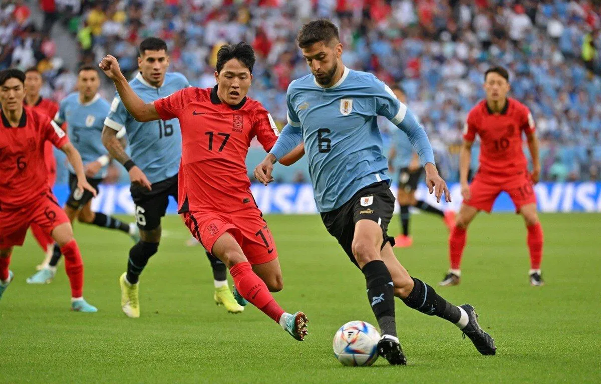 Bentancur thể hiện khá tốt khi vừa dẫn dắt lối chơi của Uruguay vừa phải ngăn cản Son Heung Min (Ảnh: Internet) Bentancur thể hiện khá tốt khi vừa dẫn dắt lối chơi của Uruguay vừa phải ngăn cản Son Heung Min (Ảnh: Internet)