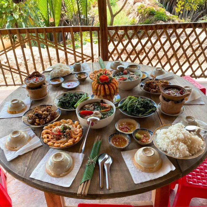 Bữa cơm quê nhà ở Cồn Chim (Nguồn: Internet)