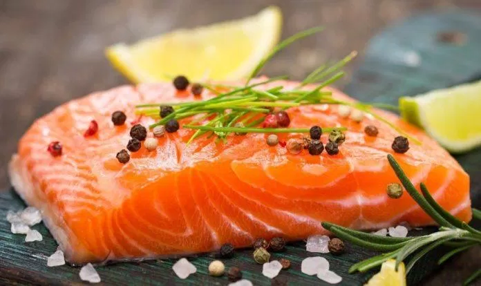 Một trong những loại cá chứa axit béo omega-3 tuyệt vởi nhất chính là cá hồi (Ảnh: Internet)