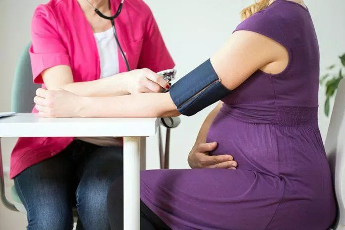 Các mẹ nên khám thai đều đặn để phát hiện sớm tăng huyết áp thai kỳ (Nguồn: Internet)