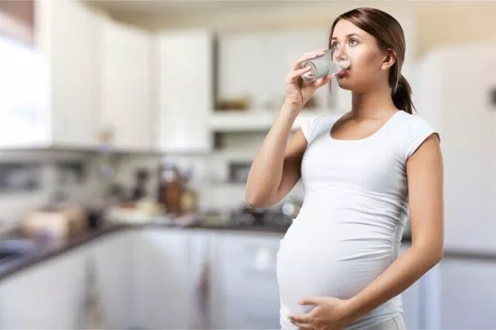 Các mẹ nên uống nước đun sôi để nguội trong thai kỳ (Nguồn: Internet)