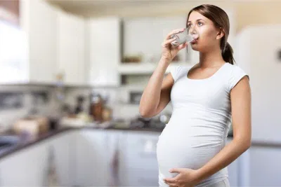 Các mẹ nên uống nước đun sôi để nguội trong thai kỳ (Nguồn: Internet) Các mẹ nên uống nước đun sôi để nguội trong thai kỳ (Nguồn: Internet)