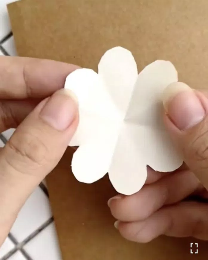 Cắt giấy thành hình bông hoa (Ảnh: Internet)