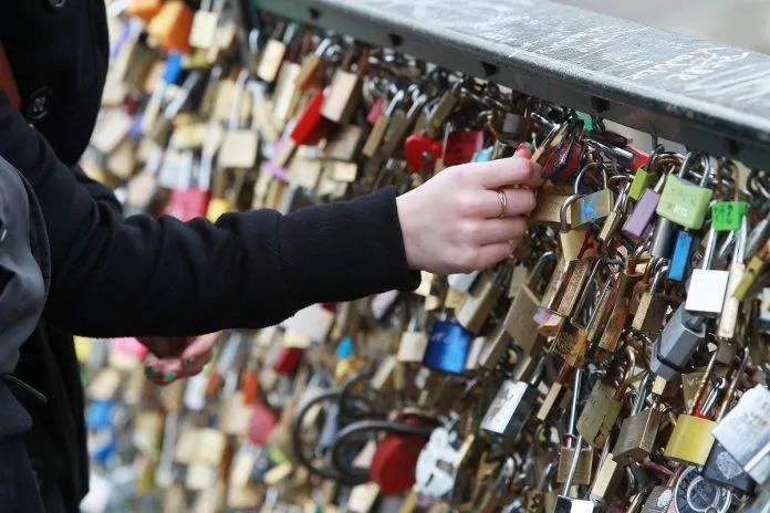 Cây cầu tình yêu - Pont des Arts nổi tiếng tại Paris (Nguồn: Internet) Cây cầu tình yêu - Pont des Arts nổi tiếng tại Paris (Nguồn: Internet)