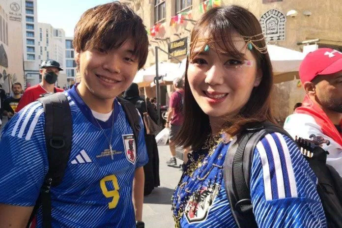 Cổ động viên Saysuka (phải) cho biết người hâm mộ Nhật Bản dọn dẹp các sân vận động World Cup không phải để gây sự chú ý (Ảnh: Internet).
