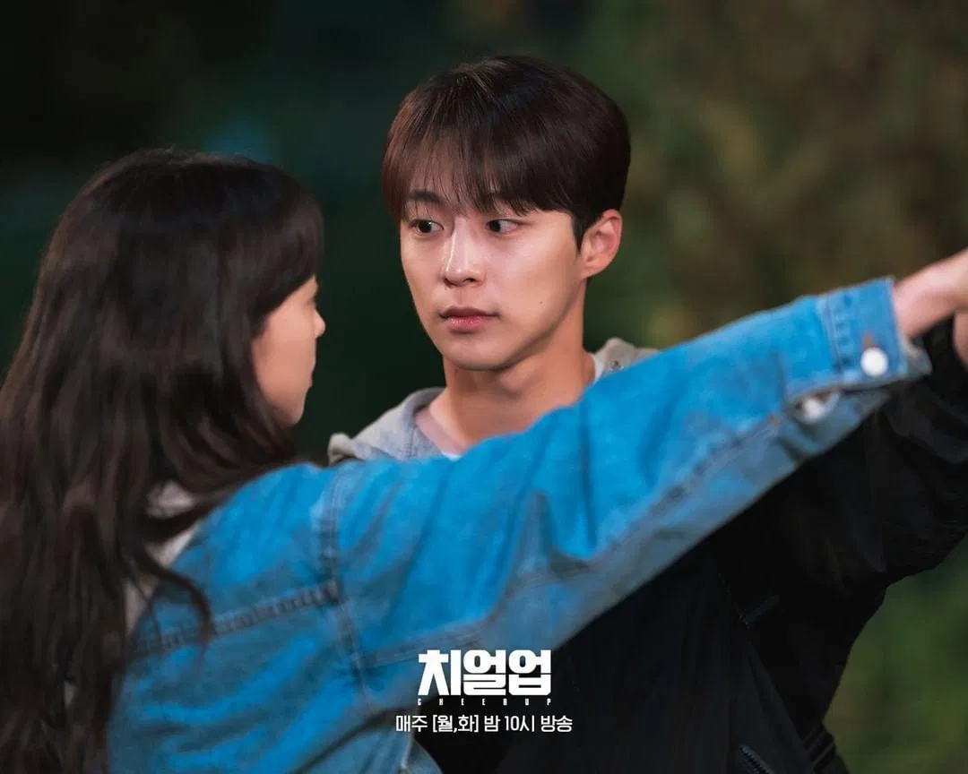 Jung Woo bắt đầu nảy sinh tình cảm với Hae Yi (Ảnh: Internet)