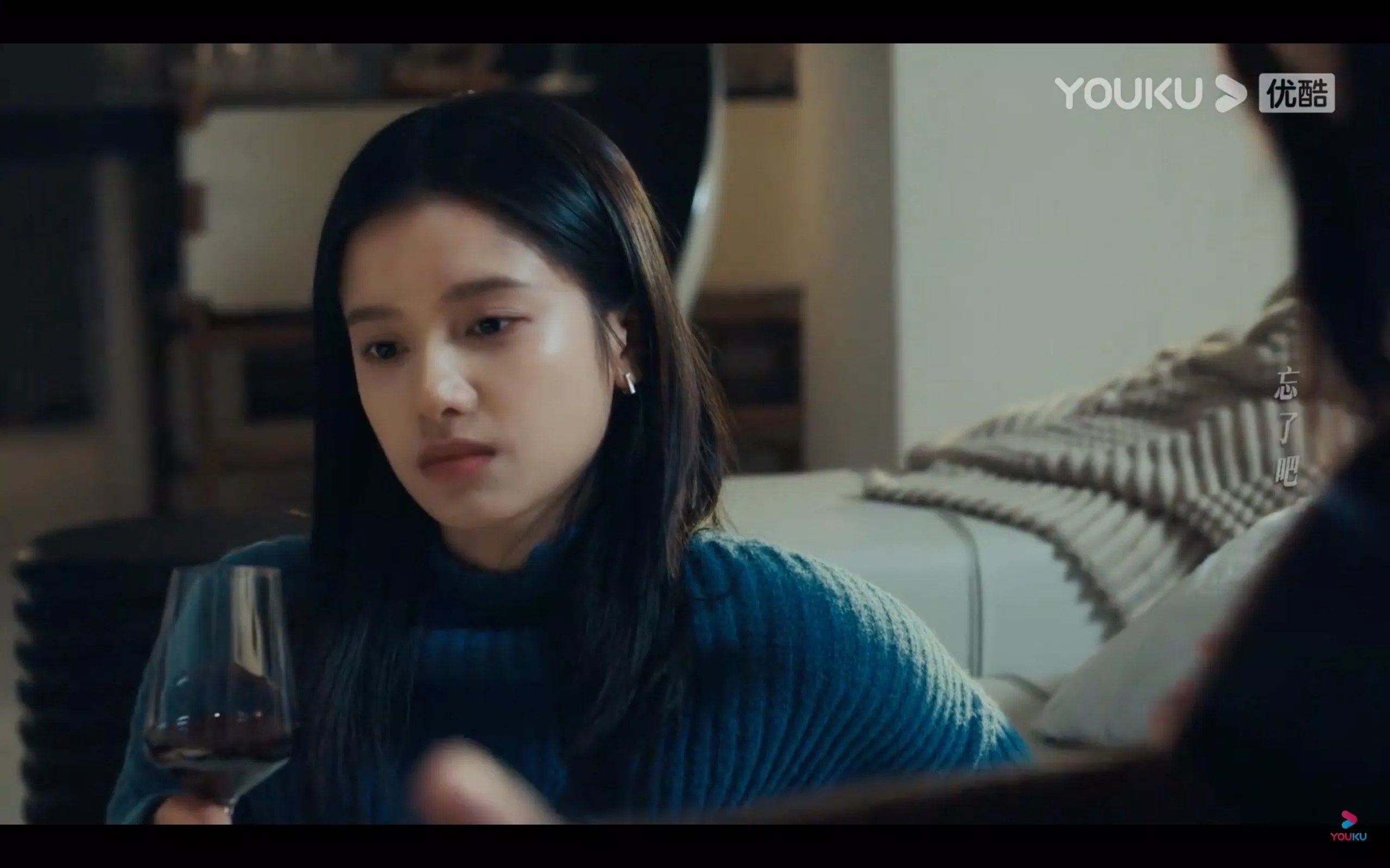 Chu Vận trầm ngâm nghĩ về quá khứ (Nguồn: YOUKU Vietnam) Chu Vận trầm ngâm nghĩ về quá khứ (Nguồn: YOUKU Vietnam)