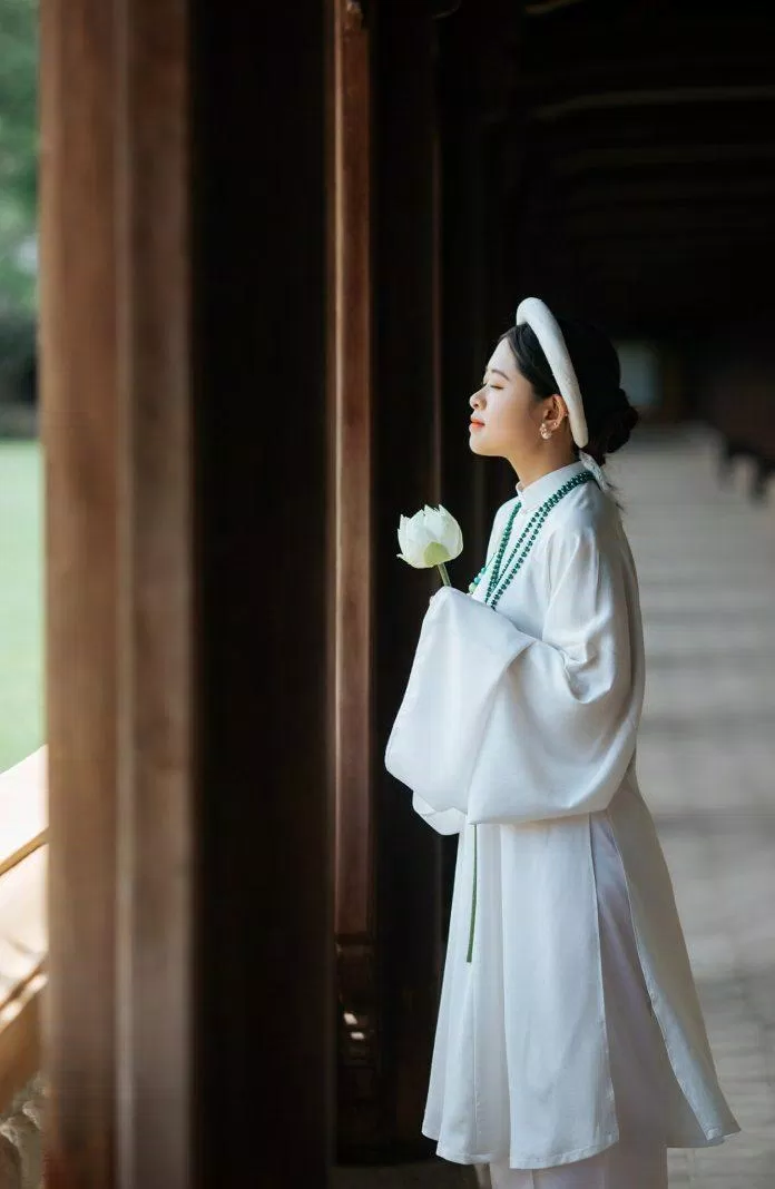 Mẫu nữ với áo dài cổ phục trắng đẹp dịu dàng qua lăng kính của Photographer Đạt - cổ phục Huế