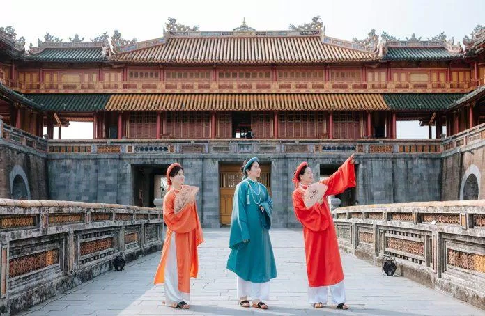 Nhóm du khách của Photographer Đạt - cổ phục Huế chụp ảnh tại Ngọ Môn - Đại Nội Huế