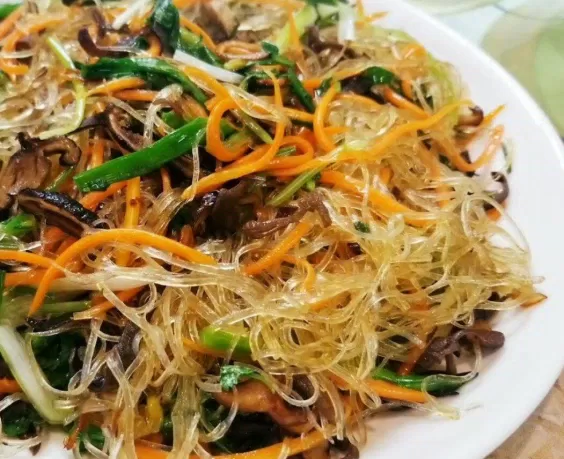 Miến Việt Cường chế biến được nhiều món, đặc biệt làm miến trộn rất ngon vì độ dai và sần sật của nó. (Nguồn ảnh: Internet)