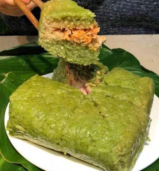Bánh chưng Bờ Đậu có màu xanh sẫm, làm từ gạo nếp dẻo thơm của núi Định Hóa. (Nguồn ảnh: Internet)
