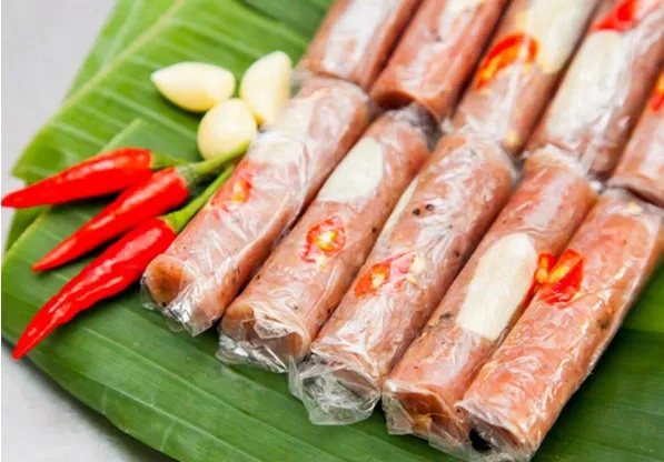 Nem chua Đại Từ dùng lá ổi làm lớp lót, mùi lá thường hòa quyện với mùi nem ăn rất dính. (Nguồn ảnh: Internet) Nem chua Đại Từ dùng lá ổi làm lớp lót, mùi lá thường hòa quyện với mùi nem ăn rất dính. (Nguồn ảnh: Internet)