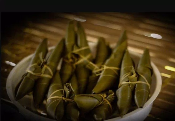 Giá bán của bánh Cooc Mò tương đối rẻ nên khách du lịch thường mua thành từng chùm 10 cái. (Nguồn ảnh: Internet) Giá bán của bánh Cooc Mò tương đối rẻ nên khách du lịch thường mua thành từng chùm 10 cái. (Nguồn ảnh: Internet)