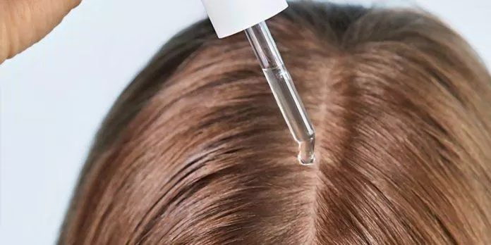 Việc sử dụng các tinh dầu dưỡng tóc rất cần thiết để có một mái tóc đẹp (Ảnh: Internet)