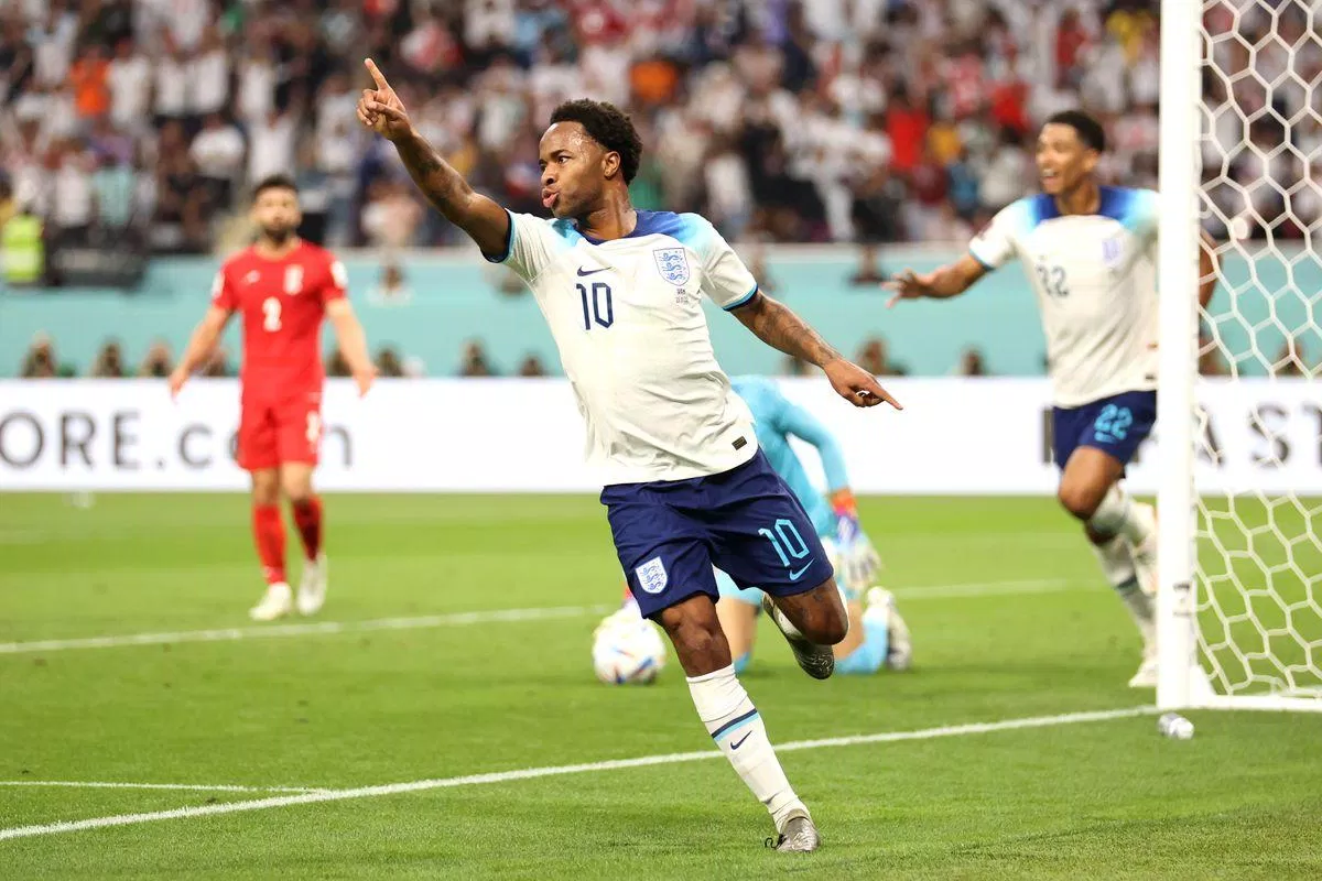 Sterling nâng tỉ số lên 3-0 ngay trong hiệp một giữa Anh và Iran ở bảng B World Cup 2022 (Ảnh: Internet)