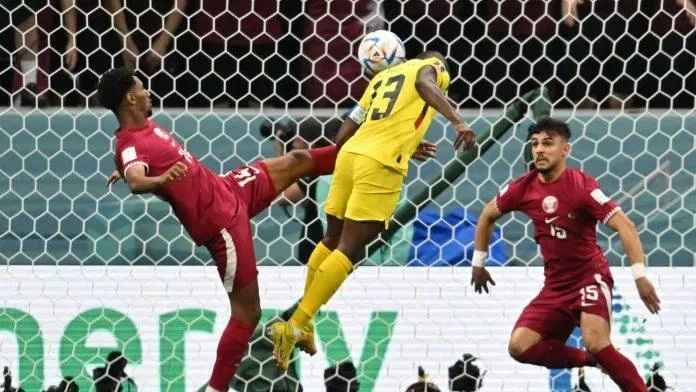 Enner Valencia sớm làm rung mảnh lưới của Qatar ở phút thứ 3 của trận mở màn World Cup 2022 (Ảnh: Internet)
