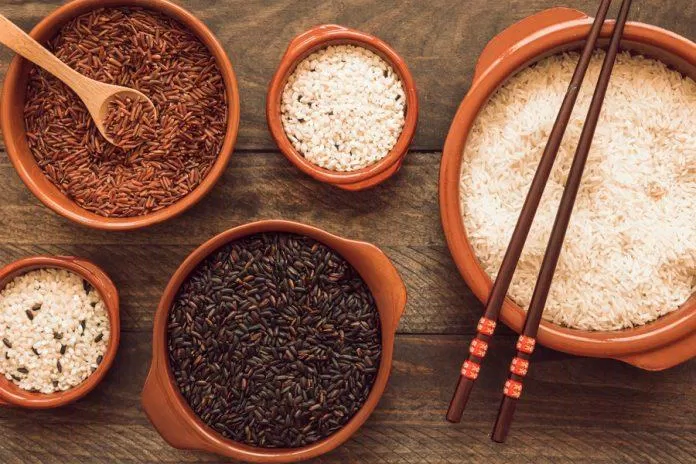 Gạo lứt và gạo trắng, loại nào bổ dưỡng hơn? (Ảnh: Internet)