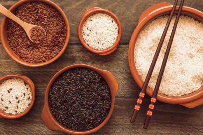Gạo lứt và gạo trắng, loại nào bổ dưỡng hơn? (Ảnh: Internet) Gạo lứt và gạo trắng, loại nào bổ dưỡng hơn? (Ảnh: Internet)