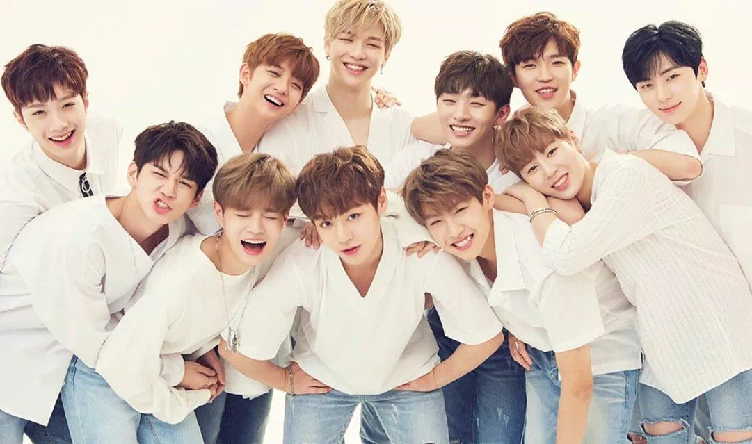 Park JiHoon khi hoạt động cùng Wanna One (người ở giữa hàng dưới). (Ảnh: internet)