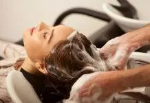 Cách gội đầu đúng chuẩn salon (Ảnh: Internet)