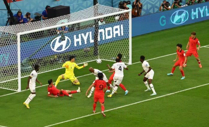 Bàn thắng đầu tiên đầy tranh cãi của Ghana vào lưới của Hàn Quốc (Ảnh: Internet)