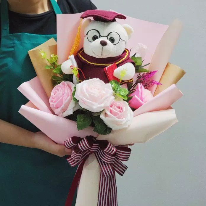Hoa kèm gấu bông (ảnh: internet)