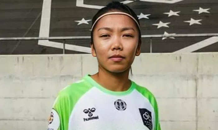 Nữ cầu thủ trong hình ảnh ra mắt đội bóng mới (Ảnh: Internet)