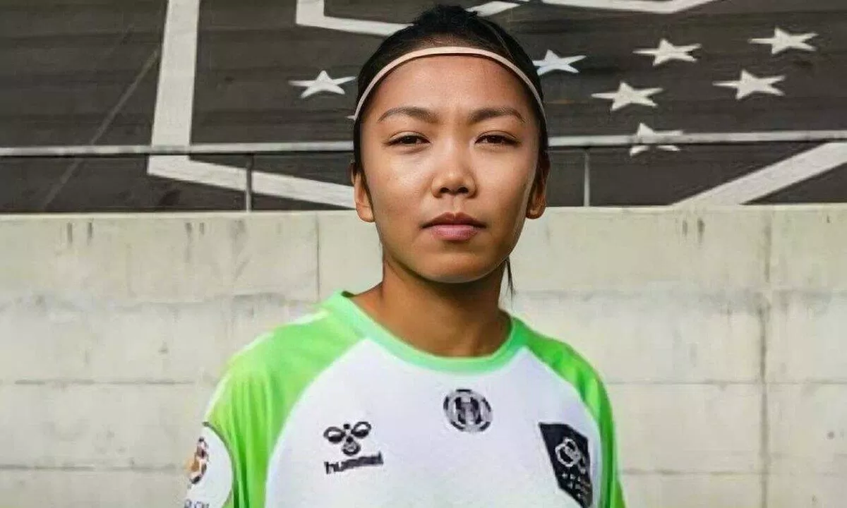 Nữ cầu thủ trong hình ảnh ra mắt đội bóng mới (Ảnh: Internet) Nữ cầu thủ trong hình ảnh ra mắt đội bóng mới (Ảnh: Internet)