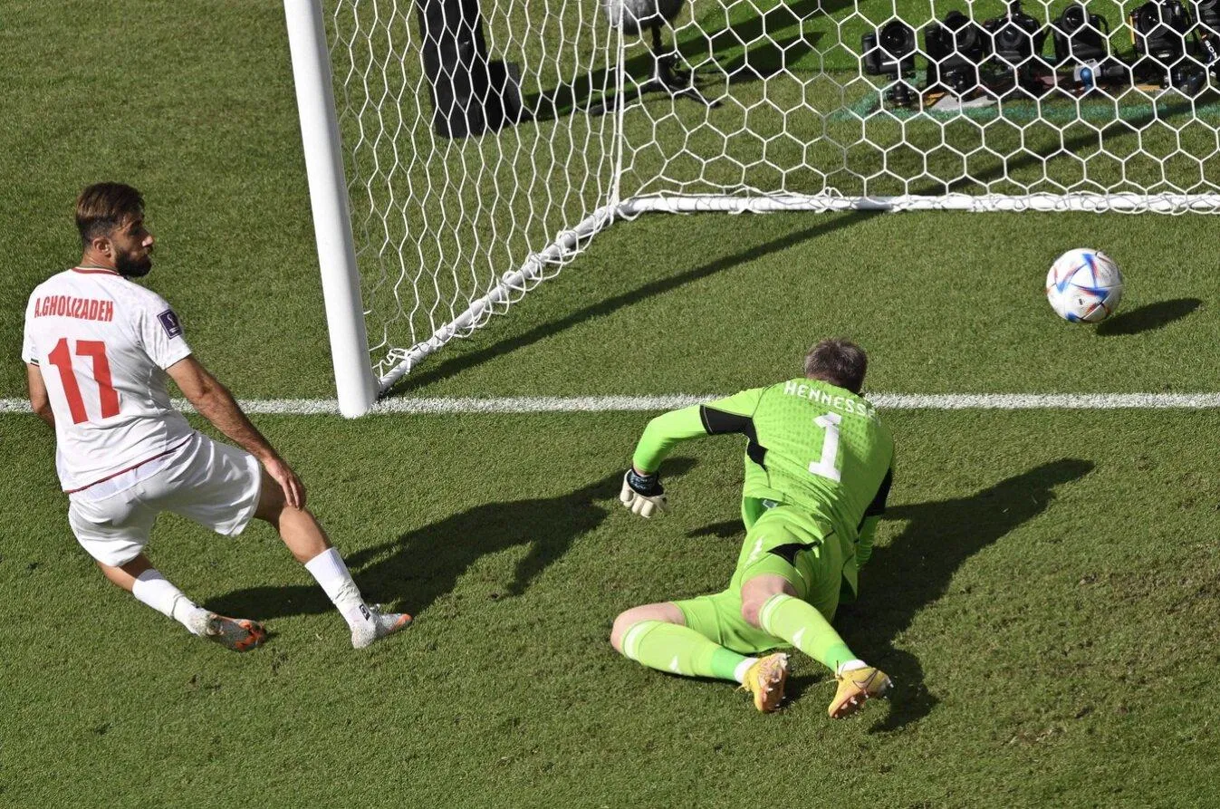 Gholizadeh đưa bóng vào lưới trong tư thế việt vị (Ảnh: Internet) Gholizadeh đưa bóng vào lưới trong tư thế việt vị (Ảnh: Internet)