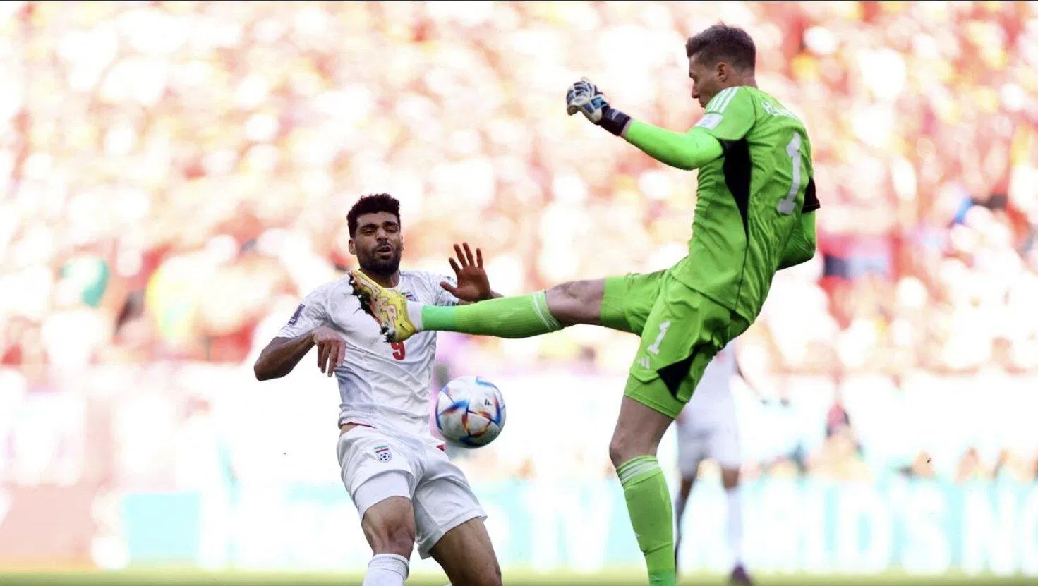 Tình huống Hennessey bị phạt thẻ đỏ sau khi băng ra phạm lỗi với tiền đạo số 1 của Iran (Ảnh: Internet) Tình huống Hennessey bị phạt thẻ đỏ sau khi băng ra phạm lỗi với tiền đạo số 1 của Iran (Ảnh: Internet)