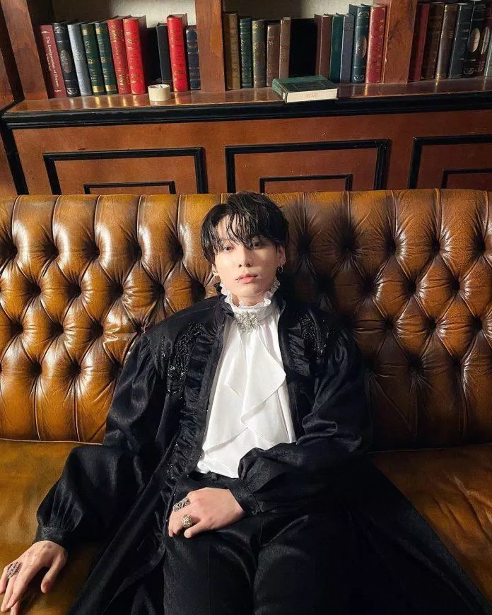 Jungkook không thi đại học vào năm của mình nhưng hiện tại vẫn tốt nghiệp đại học (Ảnh: Internet)