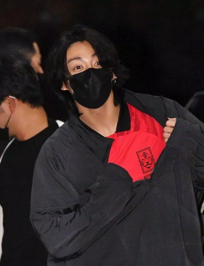 Sau buổi diễn diễn, Jungkook ngay lập tức quay về Hàn Quốc, còn khoe chiếc áo đội tuyển Hàn Quốc anh được tặng. Jungkook đã chụp cùng các nhân viên Qatar. (Ảnh: Internet)