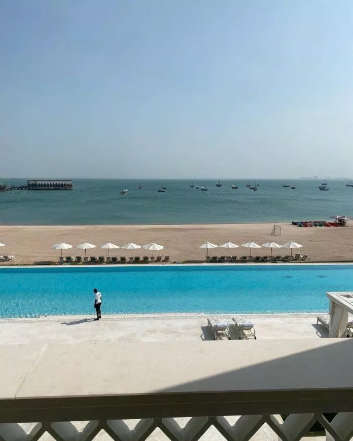 Khung cảnh tuyệt đẹp thể hiện một số cảnh đẹp nhất mà Qatar có, bao gồm các bãi biển và hồ bơi tư nhân nhìn ra đường chân trời của thành phố.