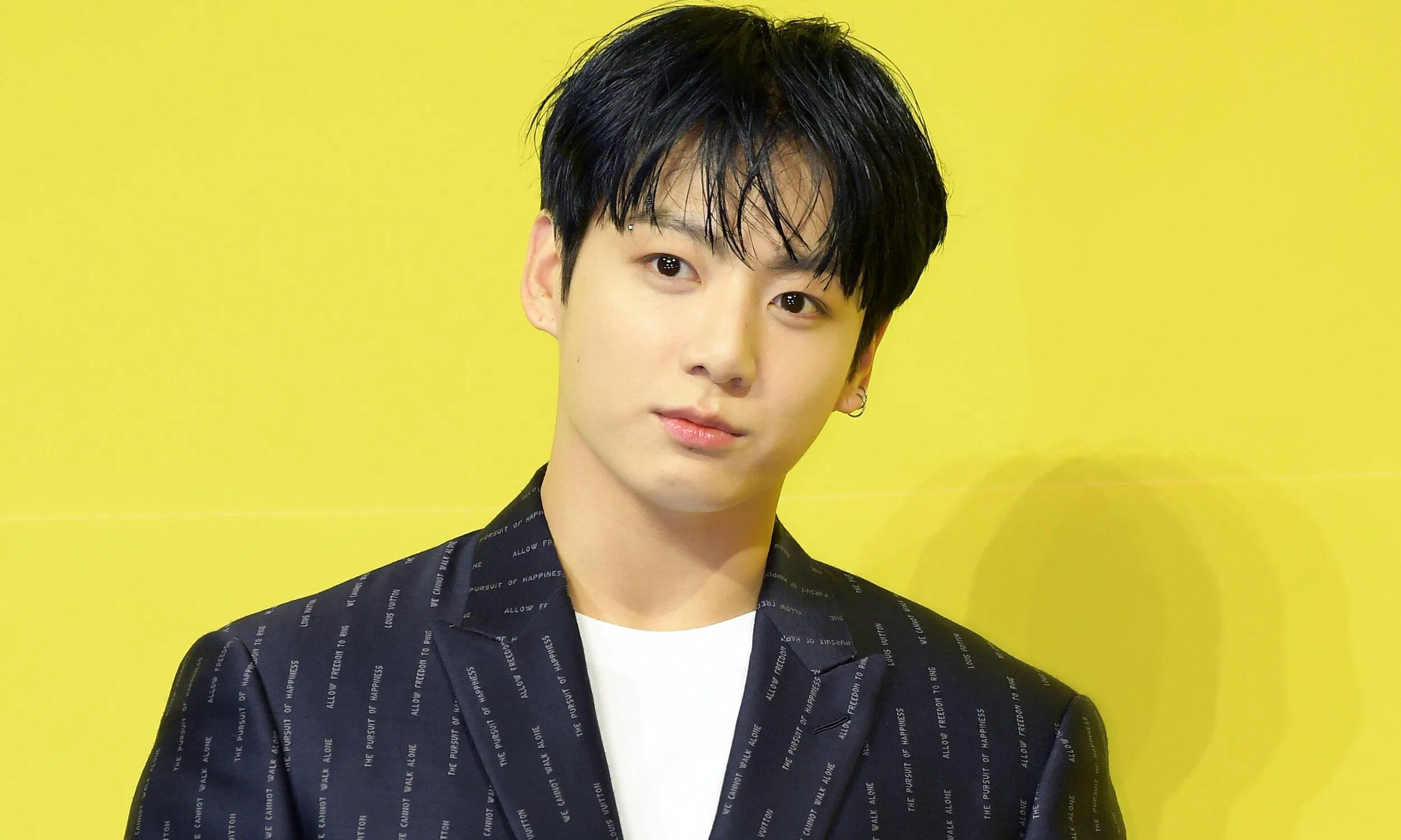 Jungkook với khuôn mặt điển trai (Ảnh: Internet)
