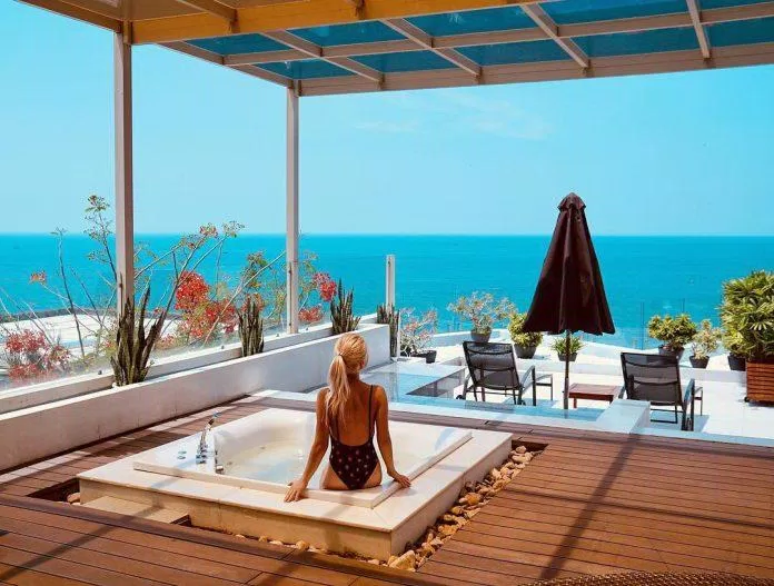Bồn tắm ngoài trời với thiết kế hiện đại, sang trọng tại The Cliff Resort & Residences Phan Thiết (Ảnh: Internet)