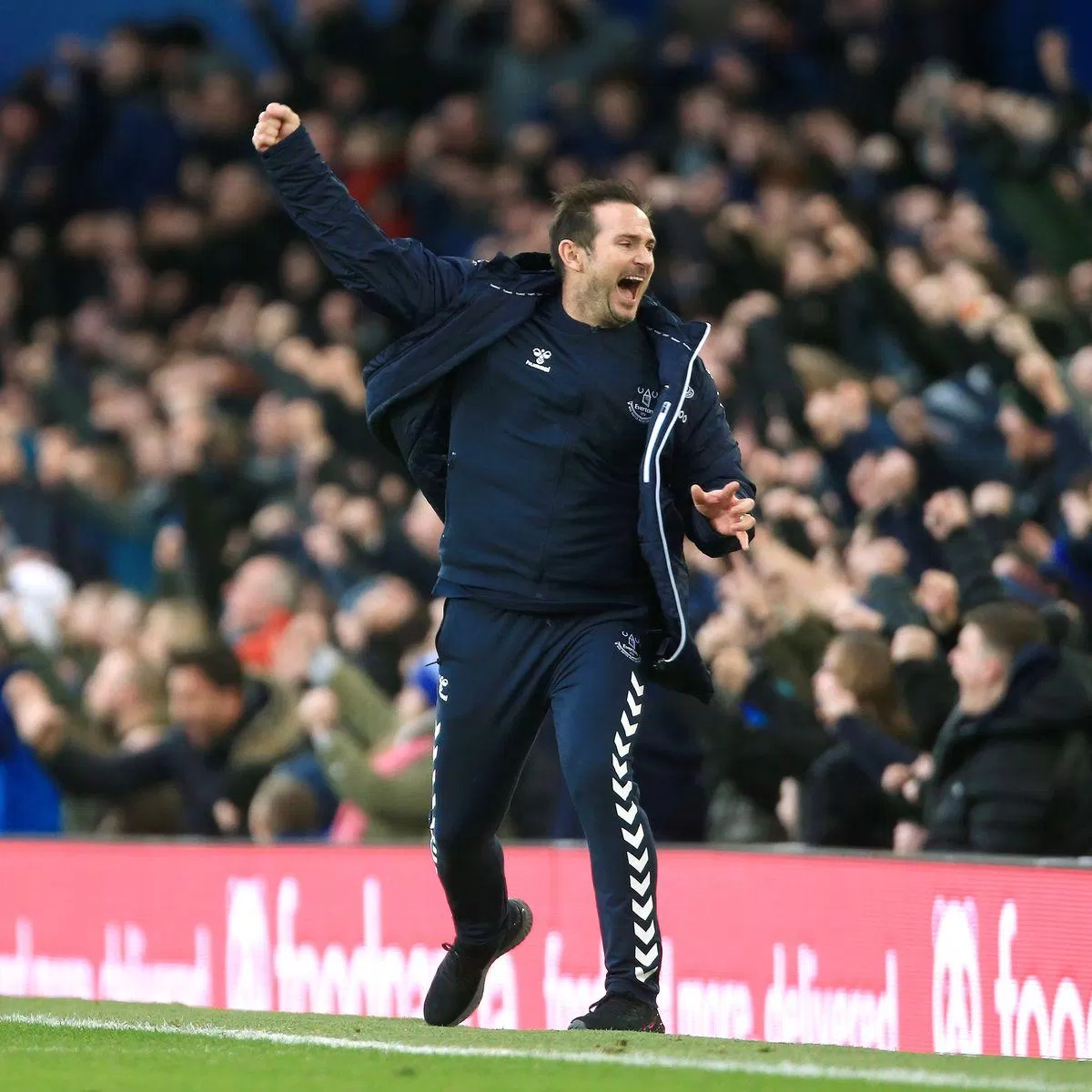 Frank Lampard sau một thời gian chật vật thích nghi đang đưa Everton tiến bộ từng ngày (Ảnh: Internet) Frank Lampard sau một thời gian chật vật thích nghi đang đưa Everton tiến bộ từng ngày (Ảnh: Internet)