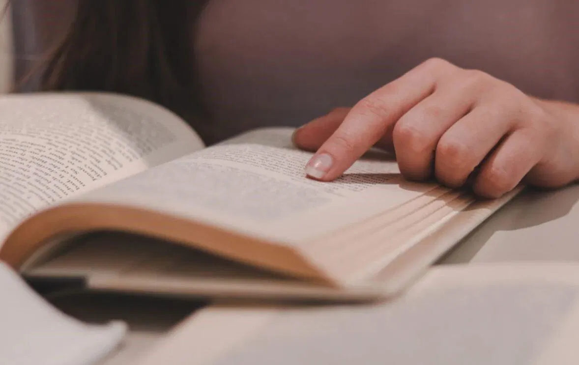 Trong quá trình lắng nghe, hãy cố gắng nhìn vào đoạn script được cung cấp kèm theo để nhận diện từ vựng (Ảnh: Internet)