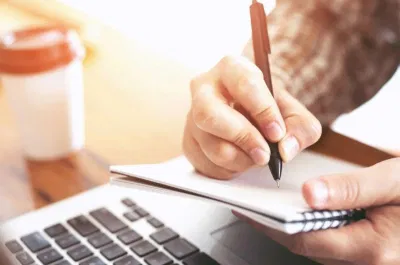 Tập trung lắng nghe và ghi lại những gì mình có thể nghe vào giấy (Ảnh: Internet)