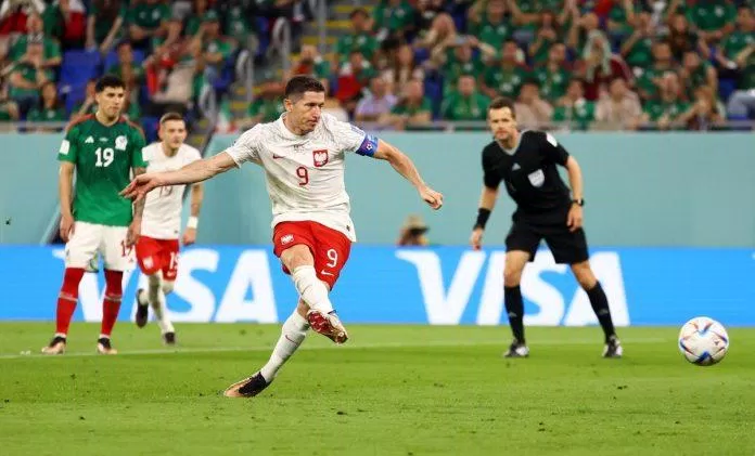Lewandowski đã bỏ lỡ một cơ hội ghi bàn rõ rệt trong trận đấu với Mexico (Ảnh: Internet) Lewandowski đã bỏ lỡ một cơ hội ghi bàn rõ rệt trong trận đấu với Mexico (Ảnh: Internet)