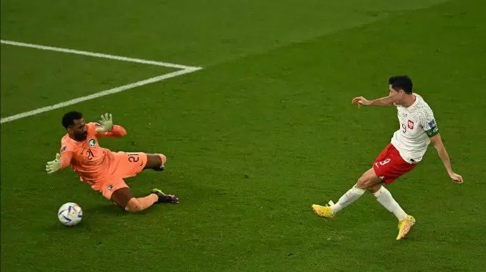 Lewandowski tận dụng sai lầm của hậu vệ đối phương nhân đôi cách biệt cho Ba Lan (Ảnh: Internet) Lewandowski tận dụng sai lầm của hậu vệ đối phương nhân đôi cách biệt cho Ba Lan (Ảnh: Internet)