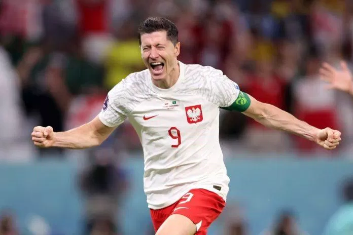 Robert Lewandowski bật khóc sau khi ghi bàn thắng đầu tiên tại Woirld Cup 2022 (Ảnh: Internet) Robert Lewandowski bật khóc sau khi ghi bàn thắng đầu tiên tại Woirld Cup 2022 (Ảnh: Internet)