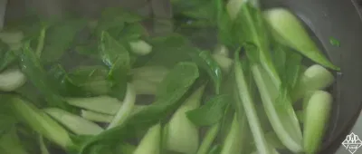 Luộc cải. Nguồn: YouTube: Culinary Frank