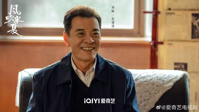 Lưu Uy vai Ngũ Kiến Thiết