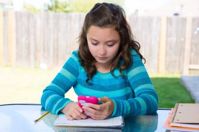 Trẻ em có nguy cơ tiếp xúc với những nội dung không phù hợp trên mạng xã hội (Ảnh: Internet)